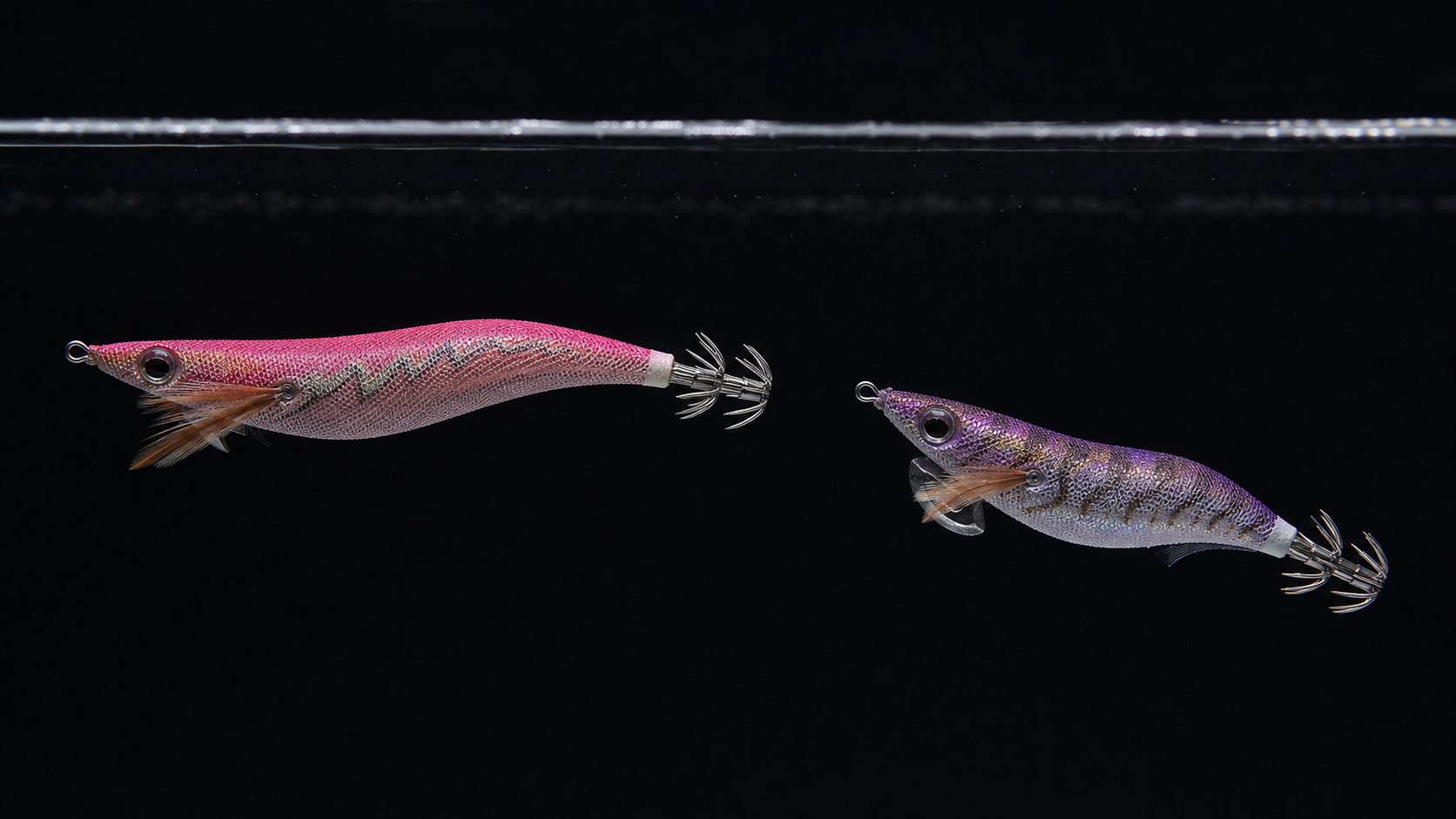 (Technical side-view studio shot comparing a horizontal cuttlefish egi and a more sinking compact egi suspended in clear water tank style lighting, black background, crisp silhouette, edge lighting to reveal body angle and sink posture, 100mm lens --ar 16:9) 수평에기와 더 가라앉는 타입의 자세 차이를 직관적으로 보여주는 설명용 이미지.